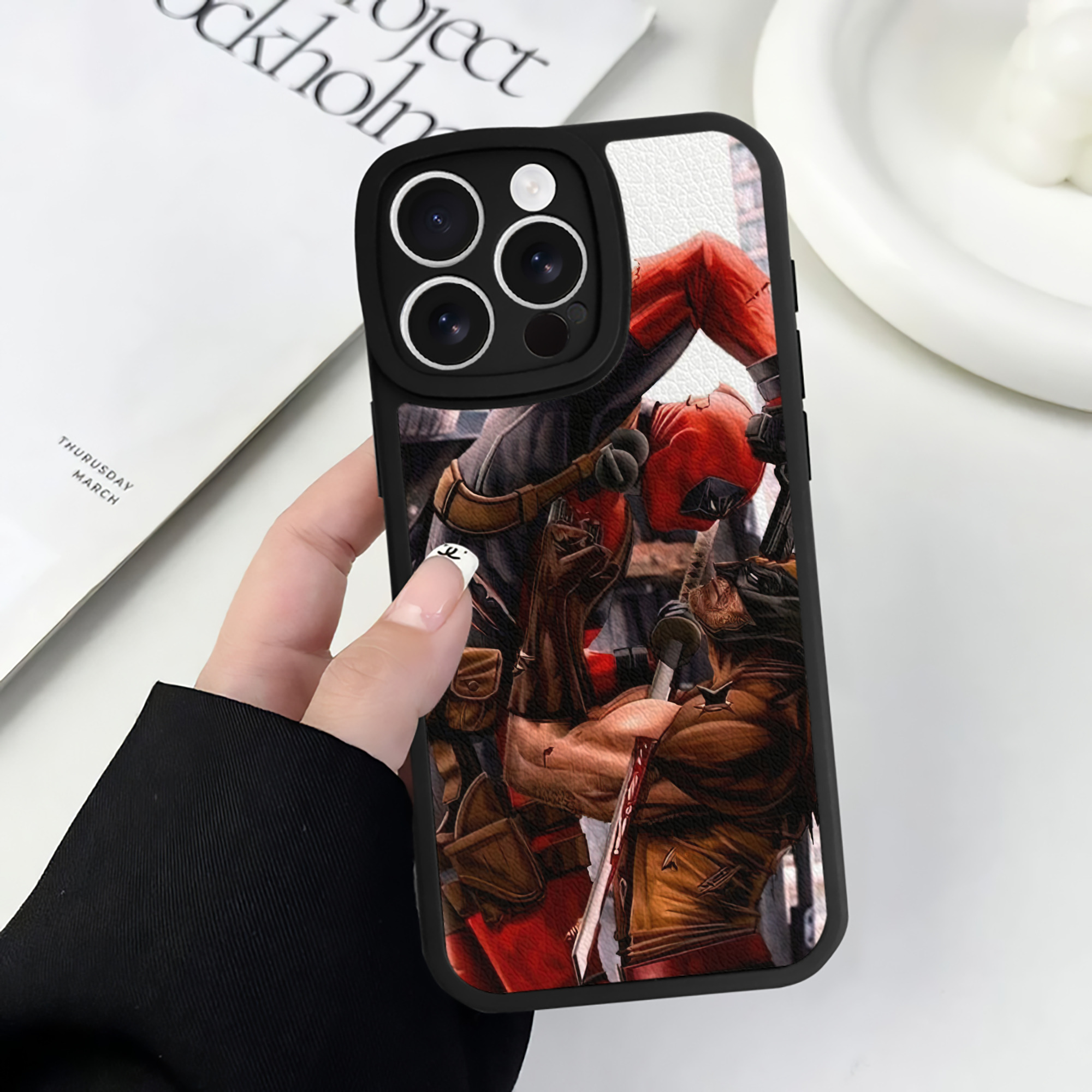 （画像用） Deadpool デッドプール 【iPhone 16シリーズ対応】シリコンスマホケース（レザー調） 材質：シリコン